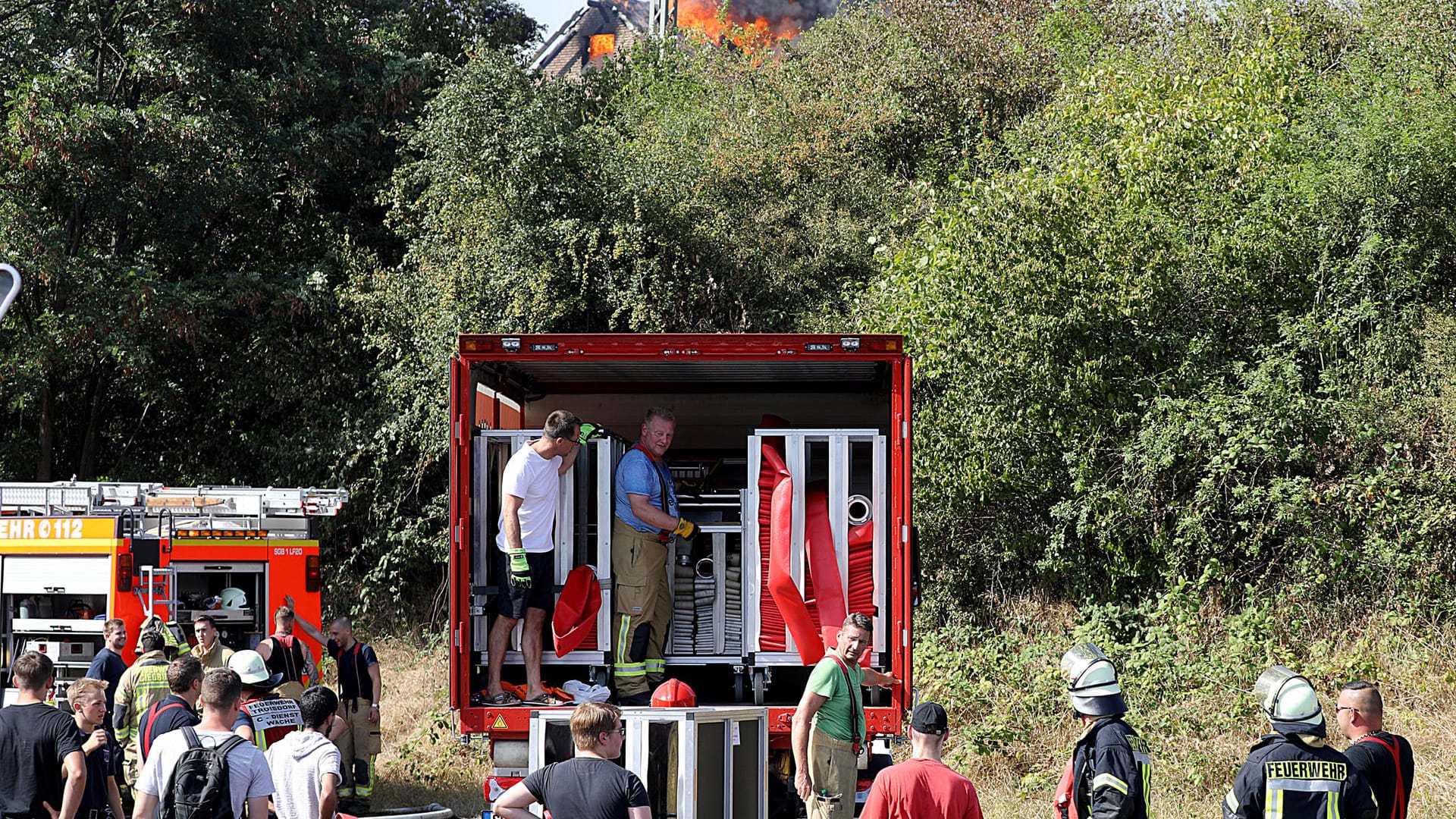 Polizei und Feuerwehr im Einsatz: Direkt an der wichtigen Bahnstrecke Köln-Frankfurt haben mehrere Häuser Feuer gefangen.