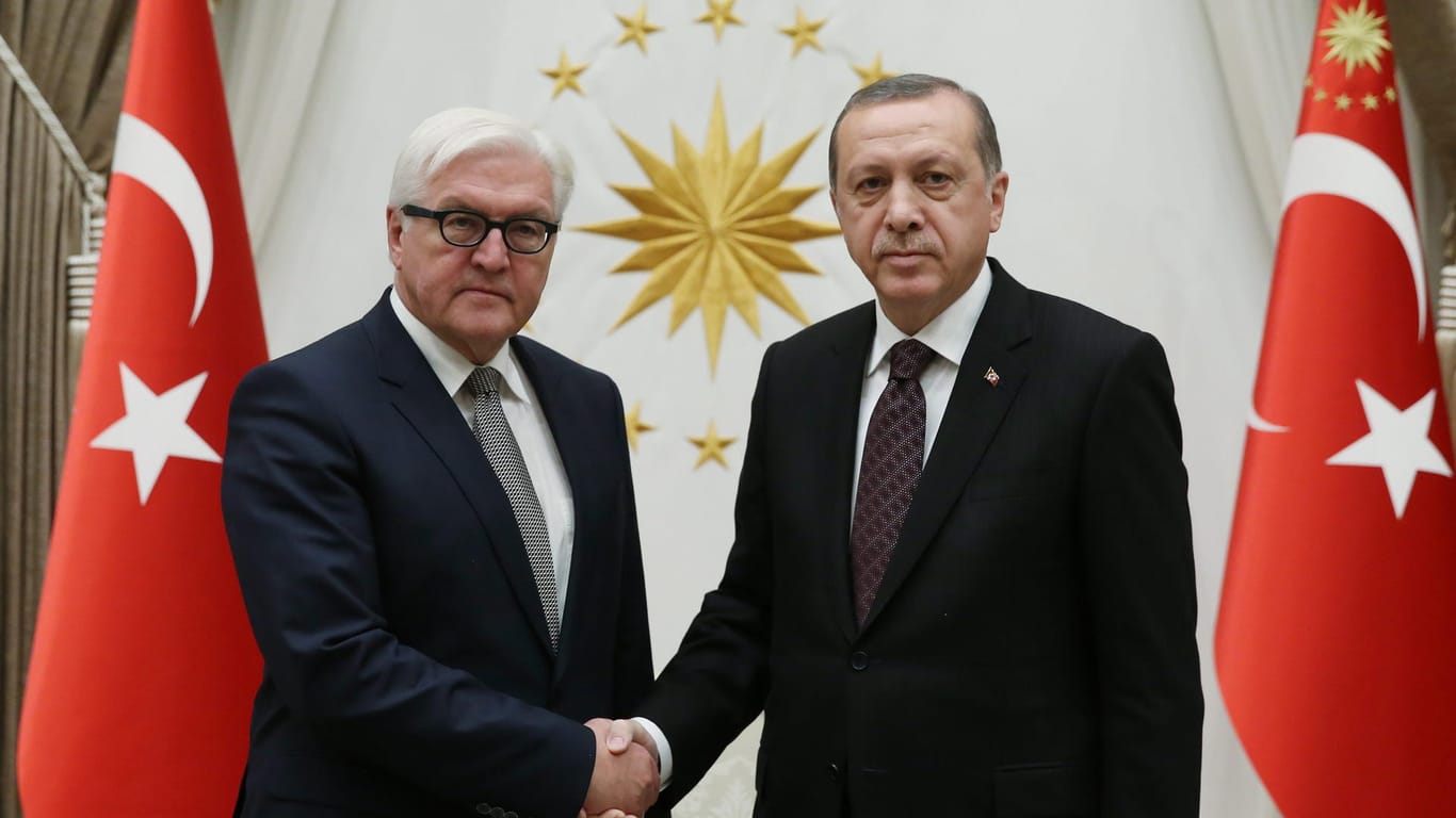 Recep Tayyip Erdogan (r) und Frank-Walter Steinmeier bei einem Treffen in der Türkei: Der türkische Staatspräsident kommt im September zu einem Staatsbesuch nach Berlin.