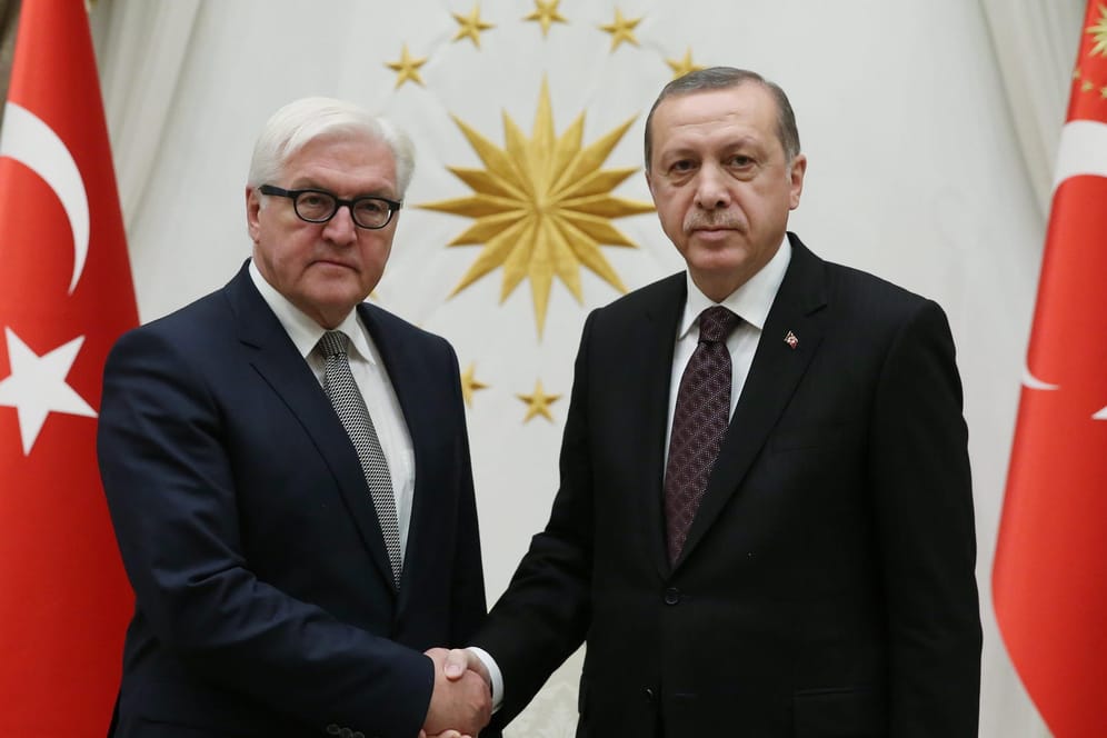 Recep Tayyip Erdogan (r) und Frank-Walter Steinmeier bei einem Treffen in der Türkei: Der türkische Staatspräsident kommt im September zu einem Staatsbesuch nach Berlin.