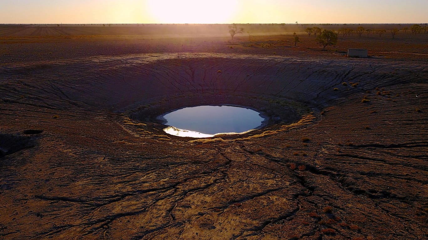 Trockenheit auch down under: Ein fast versiegtes Wasserloch auf einer Farm in New South Wales zeugt von der historischen Dürre in Australien, die den Bauern sehr zu schaffen macht.