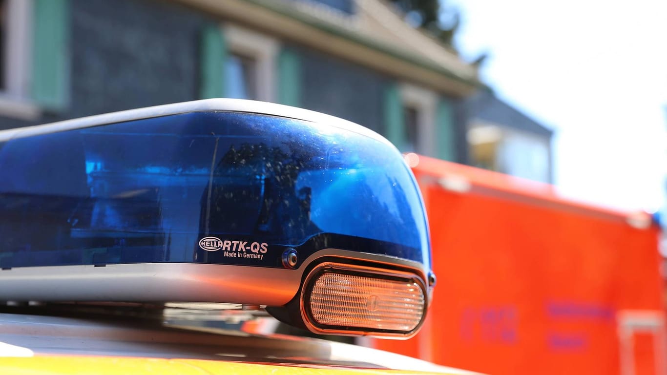 Blaulicht auf dem Dach eines Rettungswagen: Ein sieben Jahre alter Junge ist in Bayern bei einem Badeunfall ums Leben gekommen.