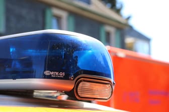 Blaulicht auf dem Dach eines Rettungswagen: Ein sieben Jahre alter Junge ist in Bayern bei einem Badeunfall ums Leben gekommen.