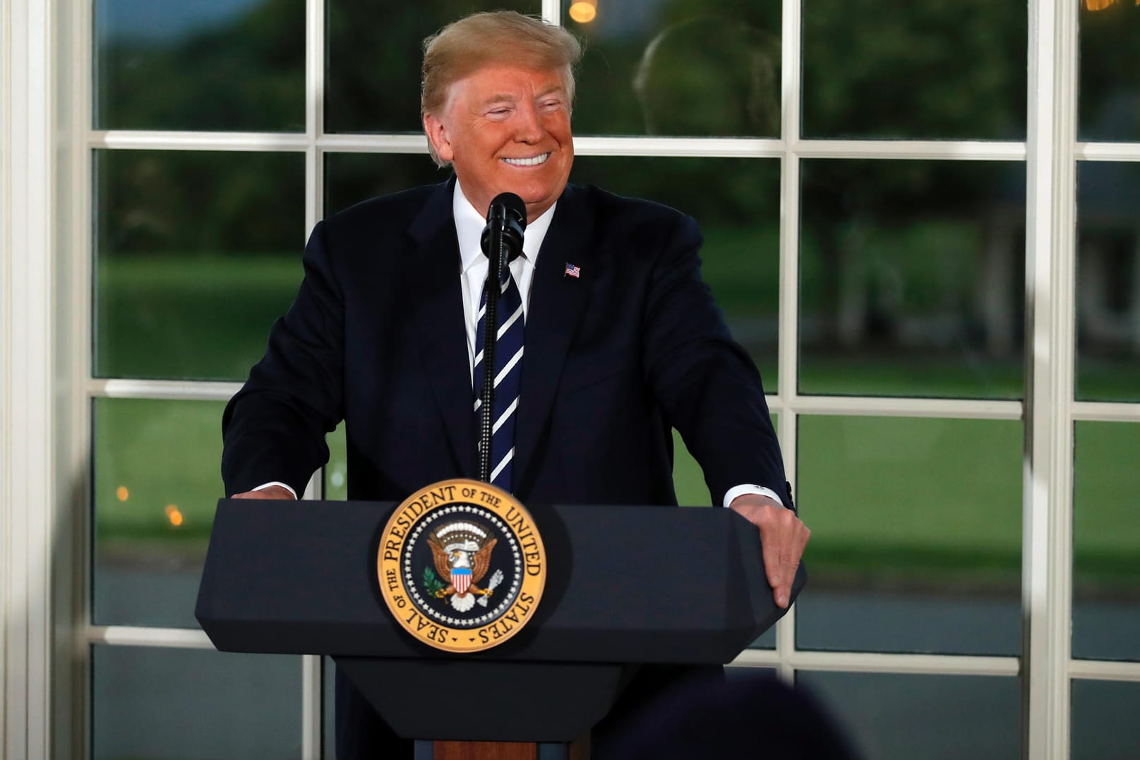 US-Präsident Donald Trump spricht vor Journalisten: Bei Trumps neue Toilette sollen alle Bestandteile in den USA gefertigt werden.