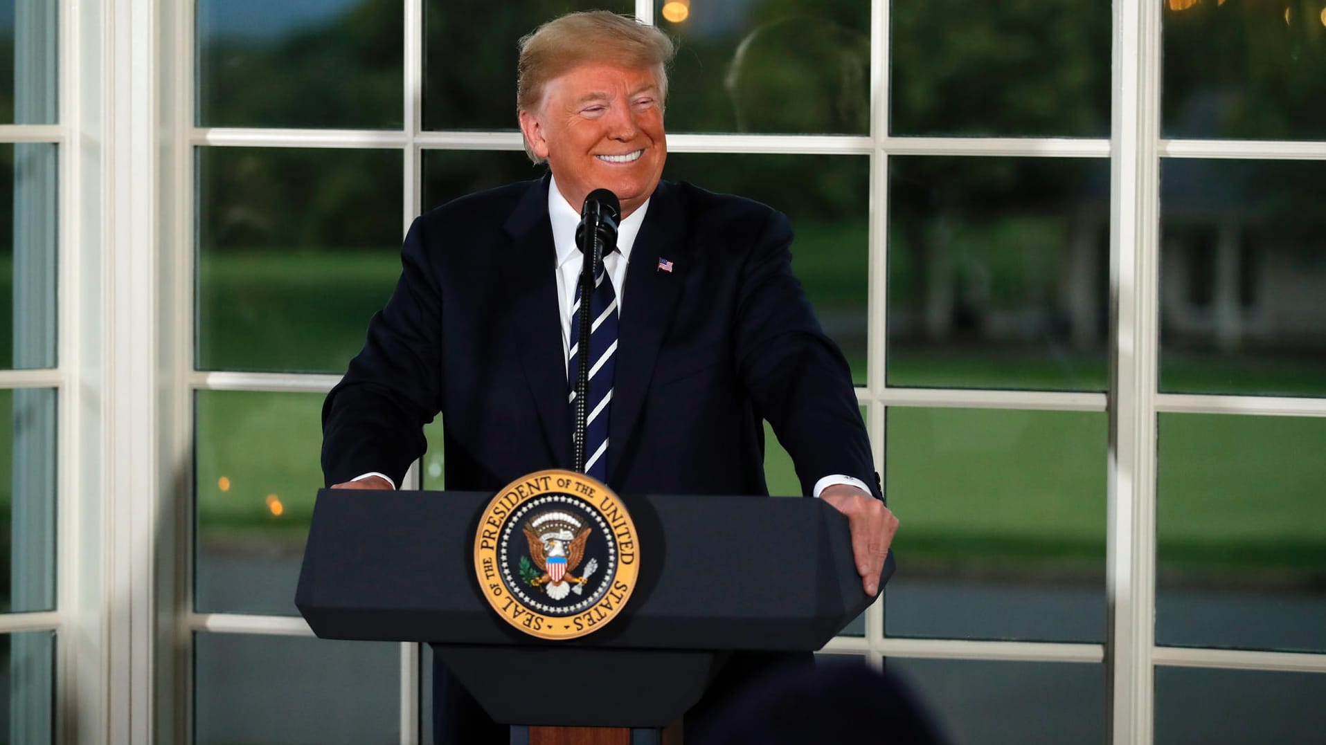 US-Präsident Donald Trump spricht vor Journalisten: Bei Trumps neue Toilette sollen alle Bestandteile in den USA gefertigt werden. US-Präsident Donald Trump spricht vor Journalisten: Bei Trumps neue Toilette sollen alle Bestandteile in den USA gefertigt werden.