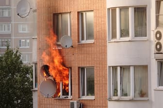 Wohnungsbrand: Die Hausratversicherung kommt für Schäden am Hausrat durch Feuer auf.