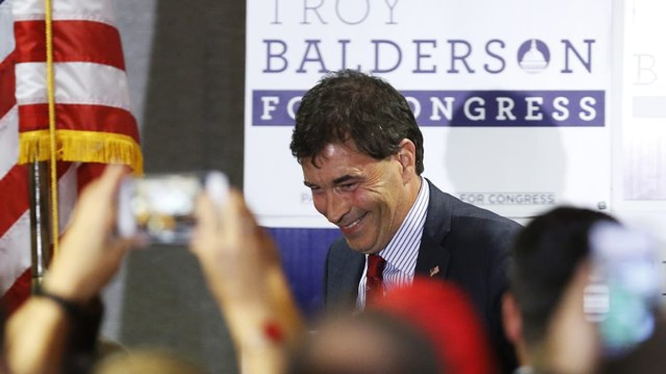 Troy Balderso schüttelt während einer Veranstaltung zur Wahlnacht Hände von Unterstützern.