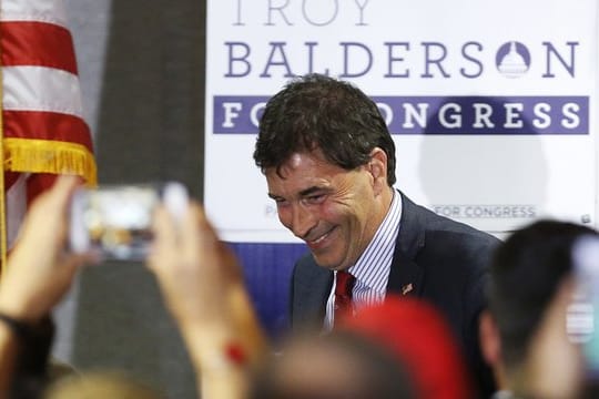 Troy Balderso schüttelt während einer Veranstaltung zur Wahlnacht Hände von Unterstützern.