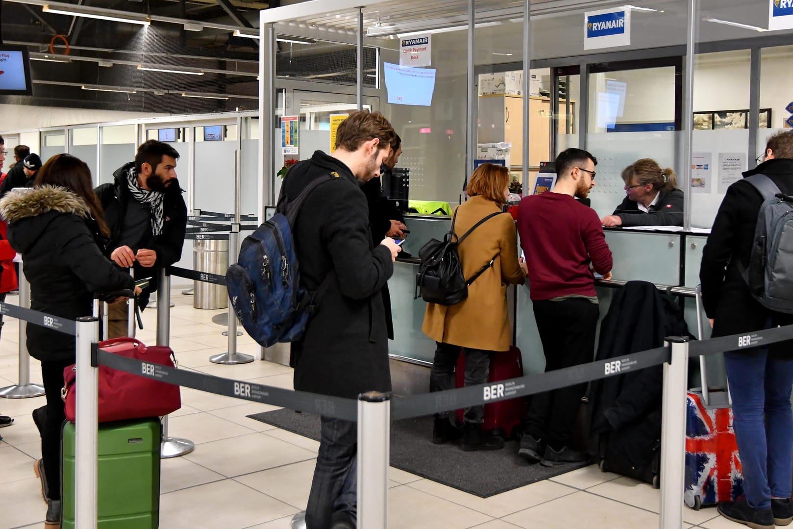 Passagiere am Check-in-Schalter von Ryanair: Mitten in der Ferienzeit wollen beim Billigflieger Ryanair die Piloten streiken.