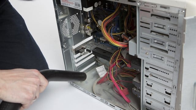 Schmutz im Computer: Zugestaubte Computer lassen sich behutsam mit dem Staubsauger reinigen.