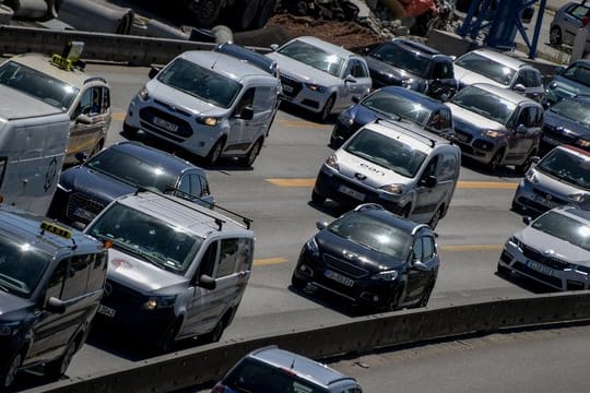 Im zähfließenden Verkehr einfach den Tempomat einschalten? Besser nicht, rät der TÜV Rheinland.