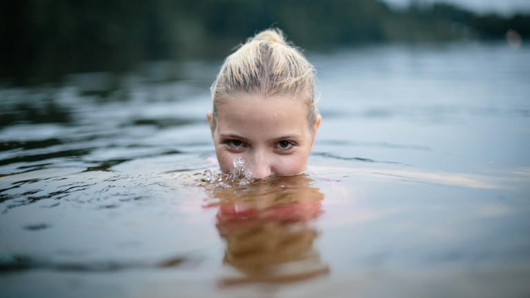 Frau im See: Badende können dazu beitragen, dass Seen schneller umkippen.