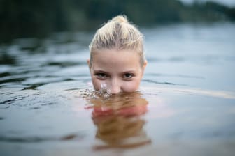 Frau im See: Badende können dazu beitragen, dass Seen schneller umkippen.