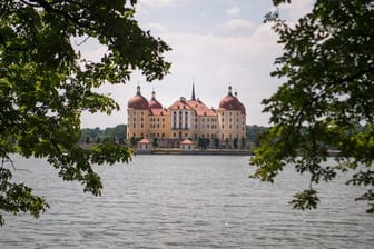 Blick auf das Schloss Moritzburg und den Schlossteich.