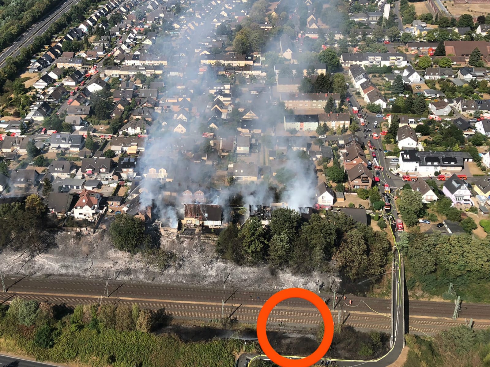 Das Feuer war auf der südlichen Seite der Gleise (unten ) entstanden und auf die Böschung auf der gegenüberliegenden Seite übergesprungen.