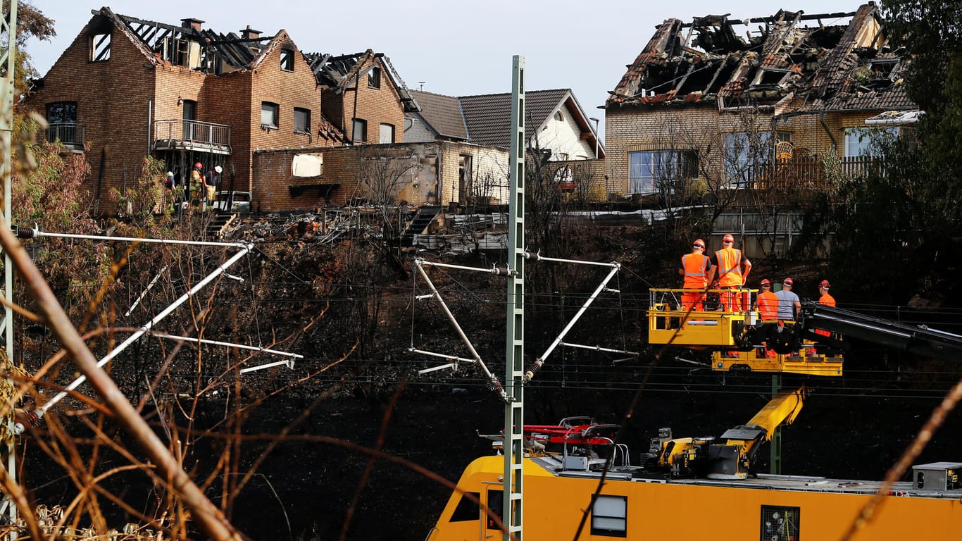Siegburg am Tag nach dem katastrophalen Feuer: Häusergerippe und Reparaturarbeiten auf der Trasse.
