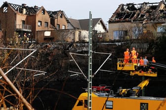 Siegburg am Tag nach dem katastrophalen Feuer: Häusergerippe und Reparaturarbeiten auf der Trasse.