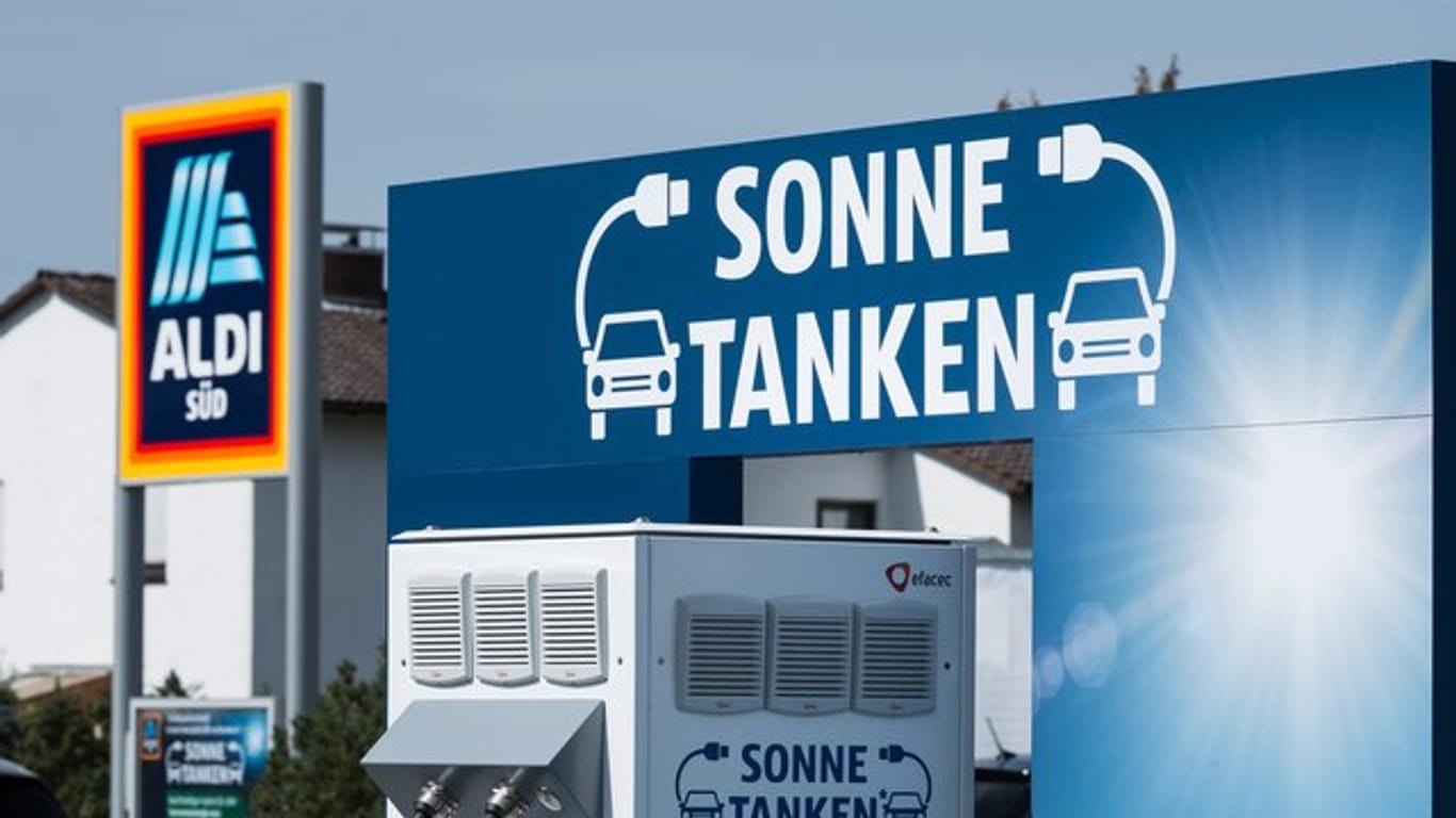 Eine neue Ladestation für Elektroautos auf einem Aldi-Parkplatz nahe der Autobahn 5 in Seeheim.