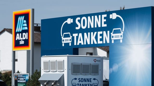 Eine neue Ladestation für Elektroautos auf einem Aldi-Parkplatz nahe der Autobahn 5 in Seeheim. Eine neue Ladestation für Elektroautos auf einem Aldi-Parkplatz nahe der Autobahn 5 in Seeheim.