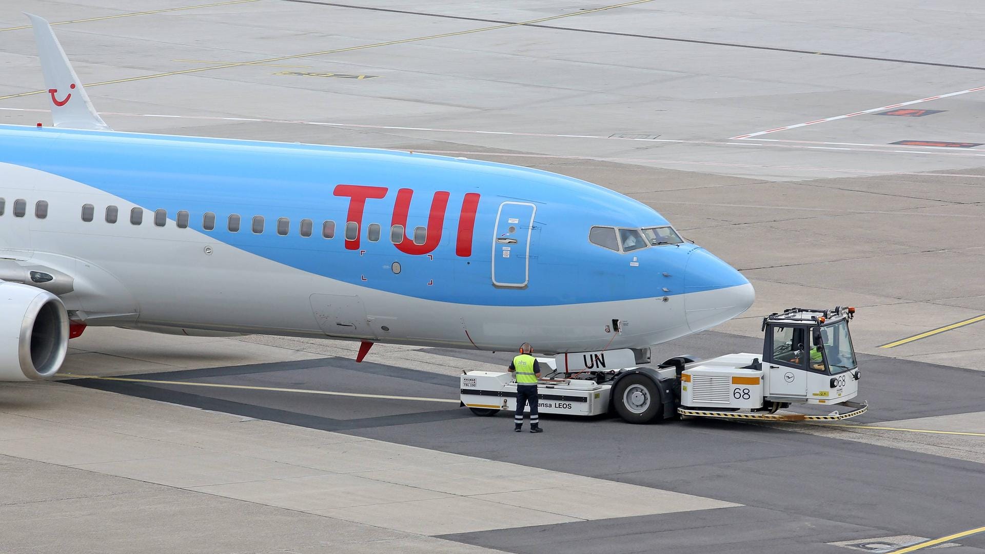 Flieger von TUI fly: Ein Linienflugzeug ist auf dem Weg nach Mallorca wegen technischer Probleme in Stuttgart gelandet. (Symbolfoto)