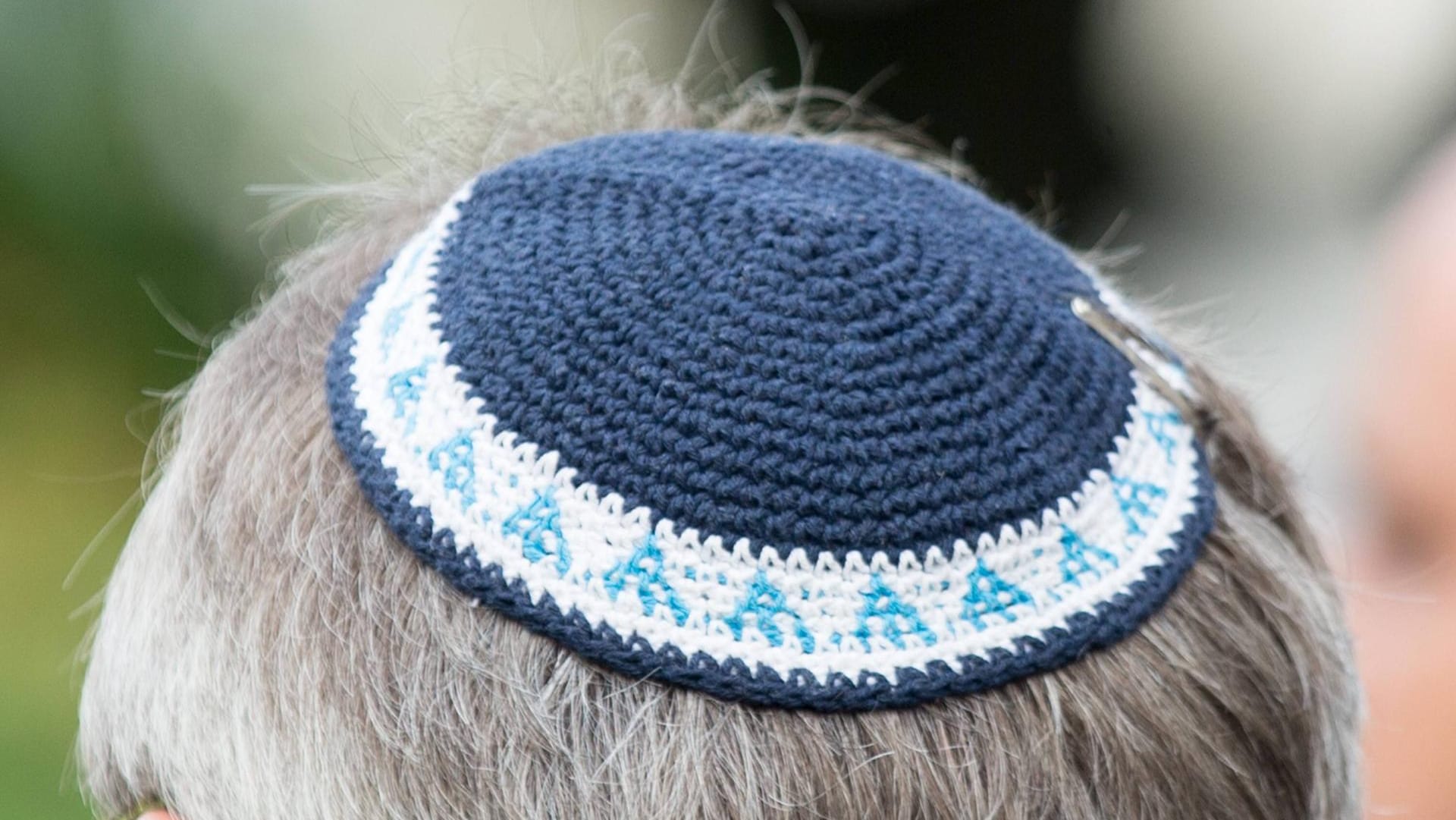 Eine Kippa (Symbolbild): Die meisten antisemitischen Straftaten wurden von rechts motivierten Tätern begangen.