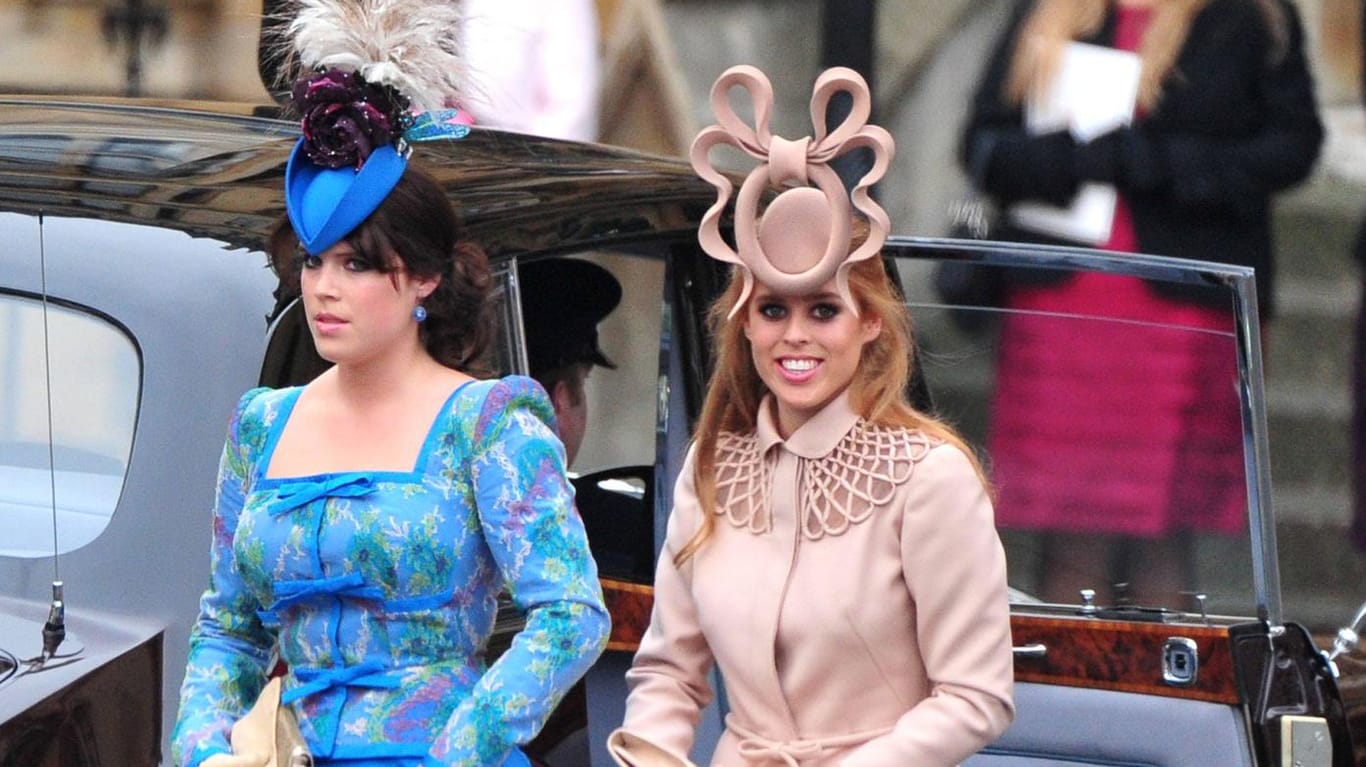 Eugenie und Beatrice bei der Hochzeit ihres Cousins Prinz William mit Herzogin Kate: Die Fotos von ihren ausgefallenen Kopfbedeckungen gingen 2011 um die Welt.