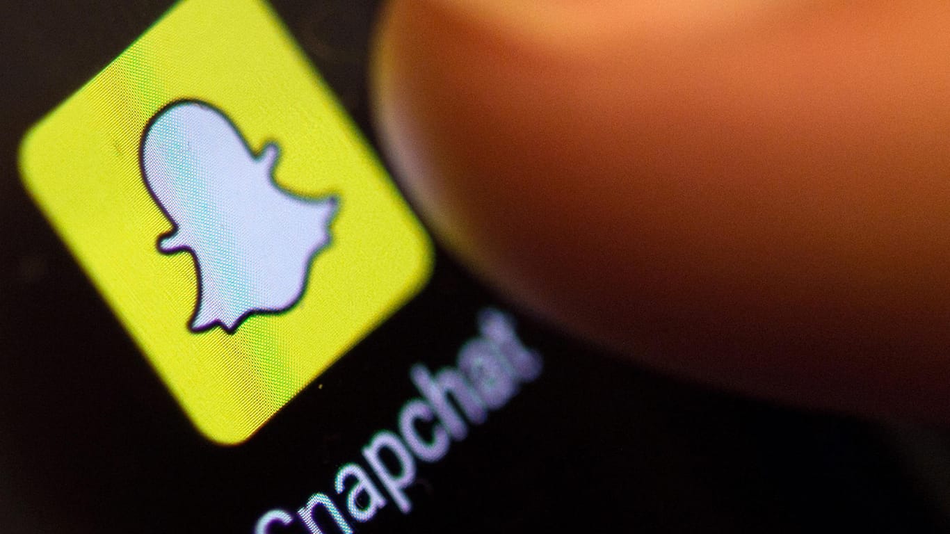 Das Icon von Snapchat auf einem Smartphone-Display: Die Foto-App Snapchat hat erstmals Nutzer verloren - dennoch sind die Quartalsergebnisse an der Börse gut angekommen.