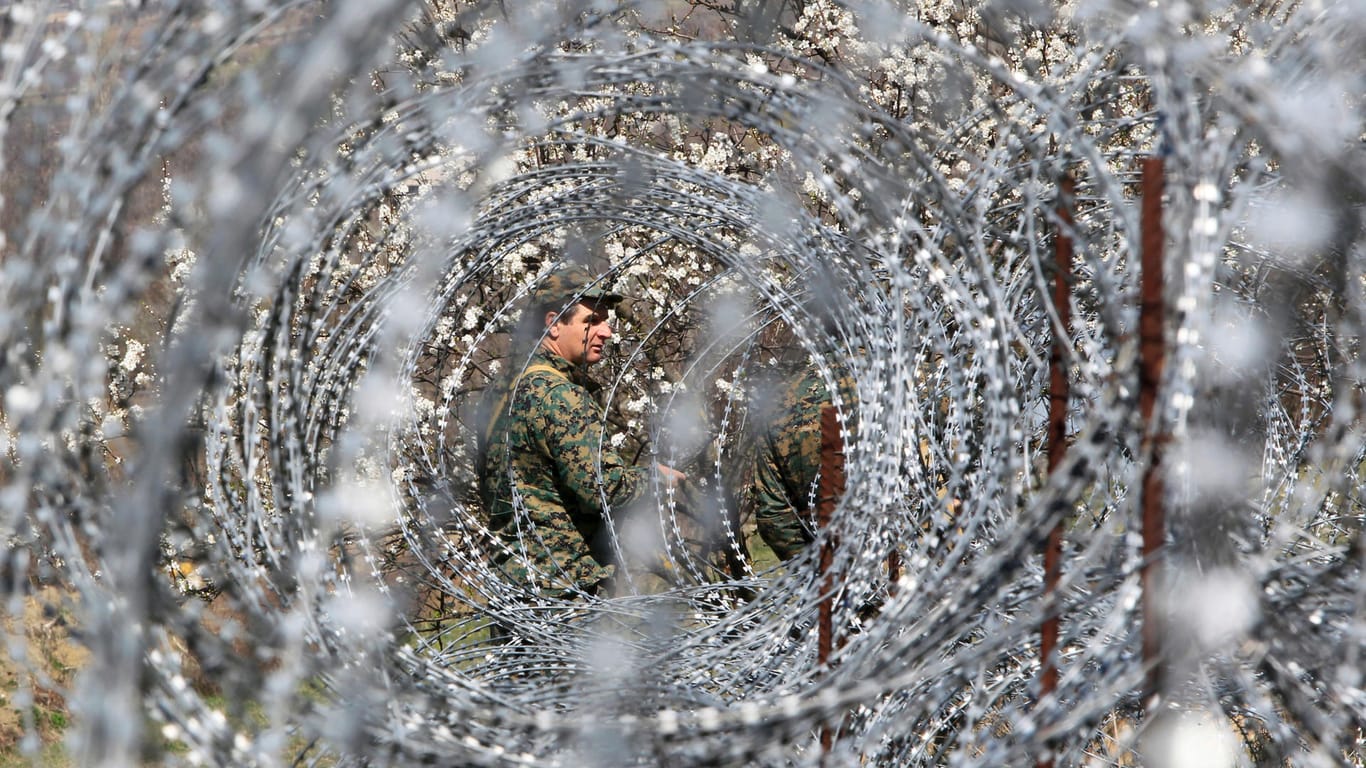 Grenzschützer patrouillieren an der Grenze zu Georgiens abtrünniger Region Südossetien: Völkerrechtlich gehört die nach Unabhängigkeit strebende Region noch zu Georgien. (Archivbild)