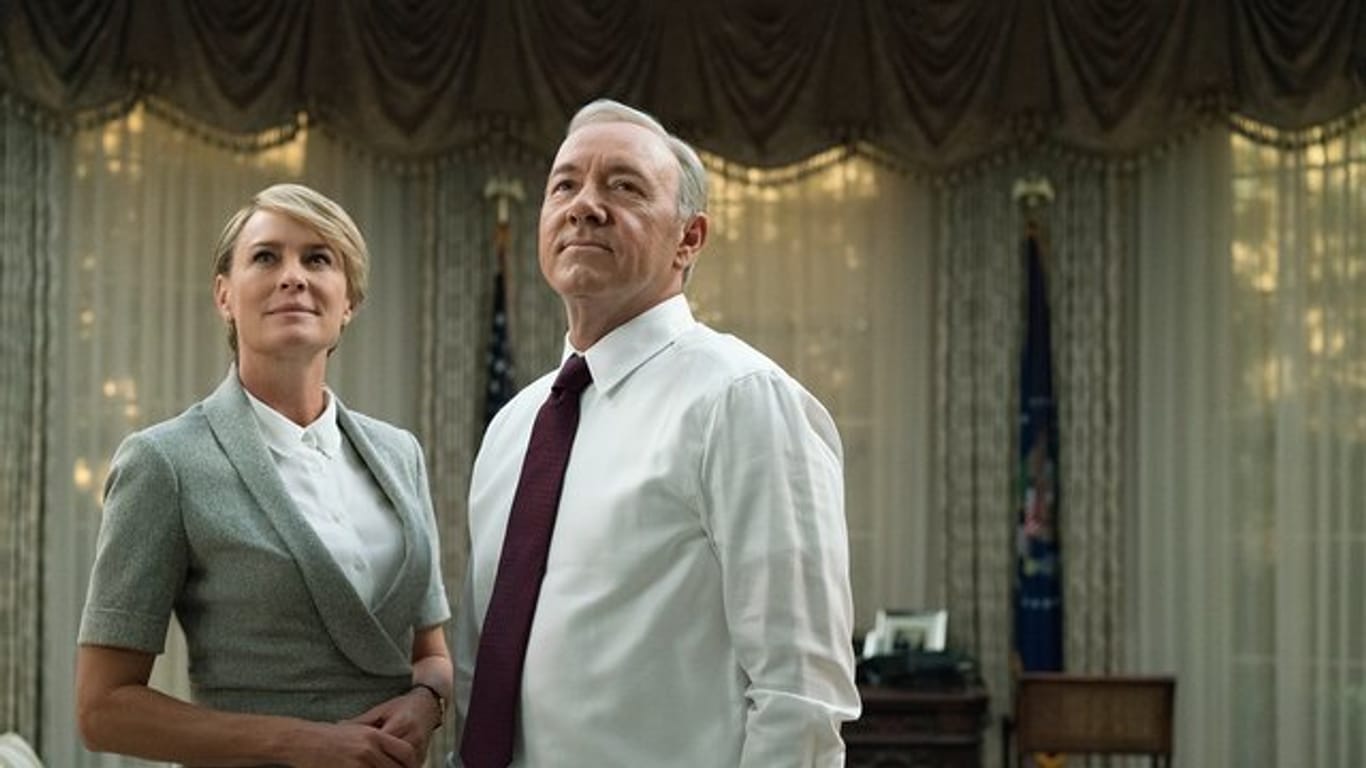 Schauspieler Kevin Spacey (r) als US-Präsident Underwood ist in der letzten Staffel der Serie nicht mehr dabei, seine Filmgattin Claire, gespielt von Robin Wright, sehr wohl.