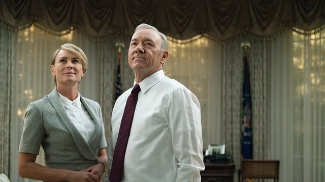 Schauspieler Kevin Spacey (r) als US-Präsident Underwood ist in der letzten Staffel der Serie nicht mehr dabei, seine Filmgattin Claire, gespielt von Robin Wright, sehr wohl.