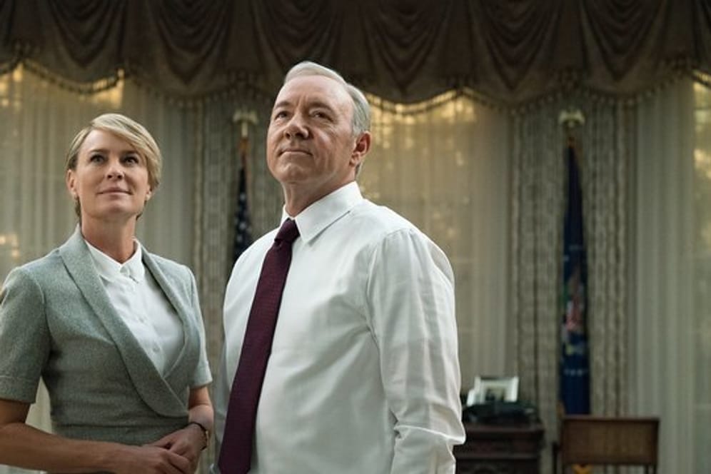 Schauspieler Kevin Spacey (r) als US-Präsident Underwood ist in der letzten Staffel der Serie nicht mehr dabei, seine Filmgattin Claire, gespielt von Robin Wright, sehr wohl.