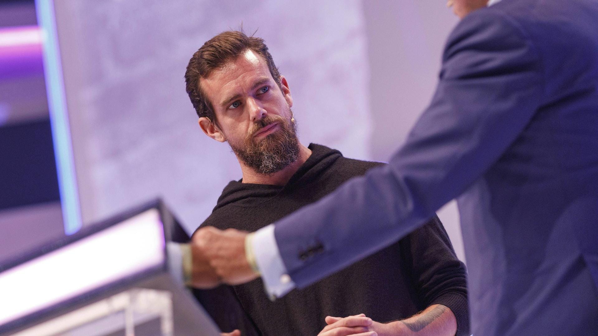 Jack Dorsey: Der Twitter-Chef verteidigt den Umgang seiner Plattform mit rechten Verschwörungstheoretikern.