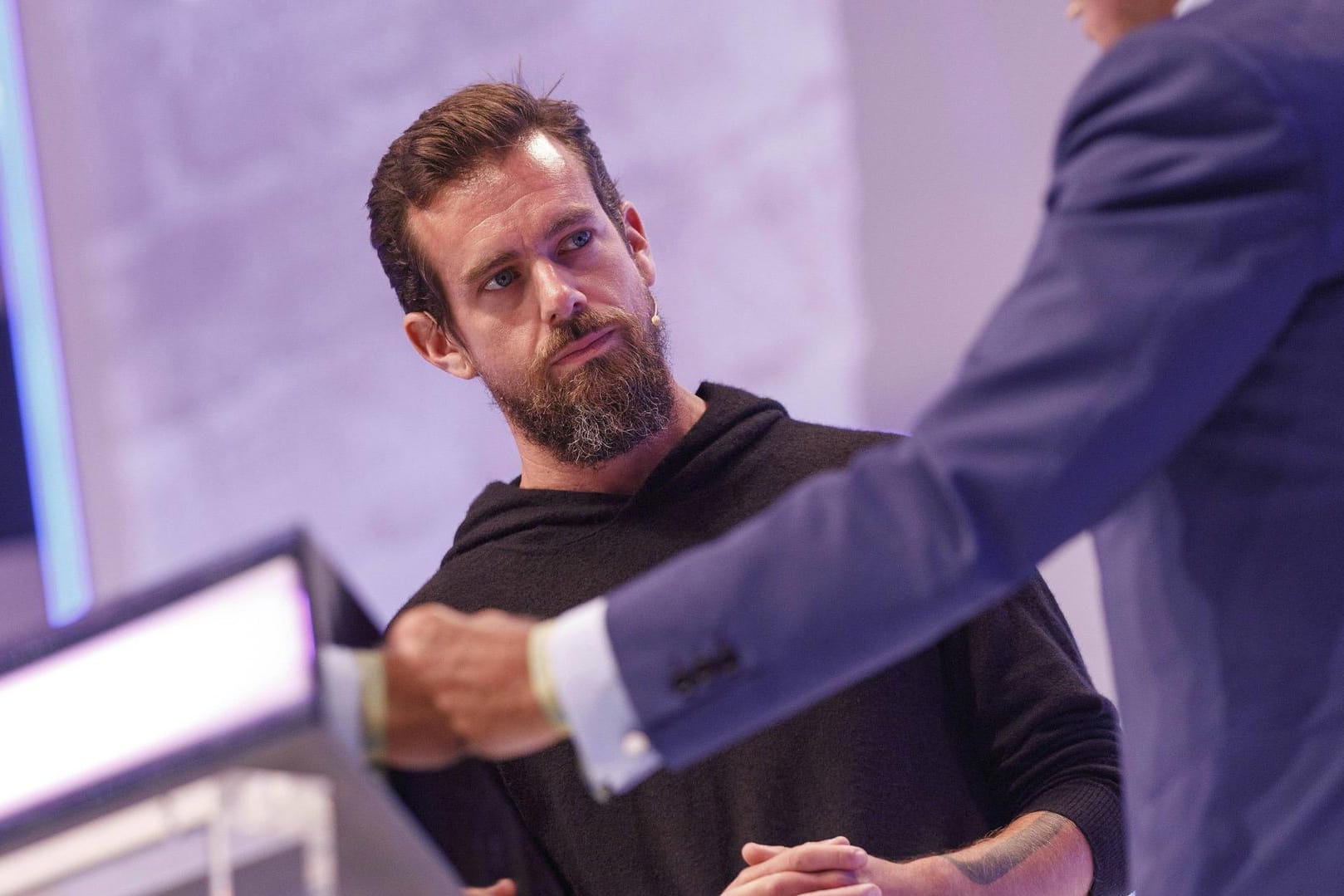 Jack Dorsey: Der Twitter-Chef verteidigt den Umgang seiner Plattform mit rechten Verschwörungstheoretikern.