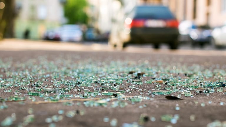 Spuren eines Verkehrsunfalls: Egal, wie schwer der entstandene Schaden ist – wer danach einfach weiterfährt, begeht Fahrerflucht.