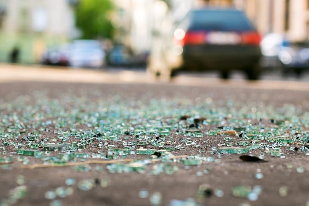 Spuren eines Verkehrsunfalls: Egal, wie schwer der entstandene Schaden ist – wer danach einfach weiterfährt, begeht Fahrerflucht.