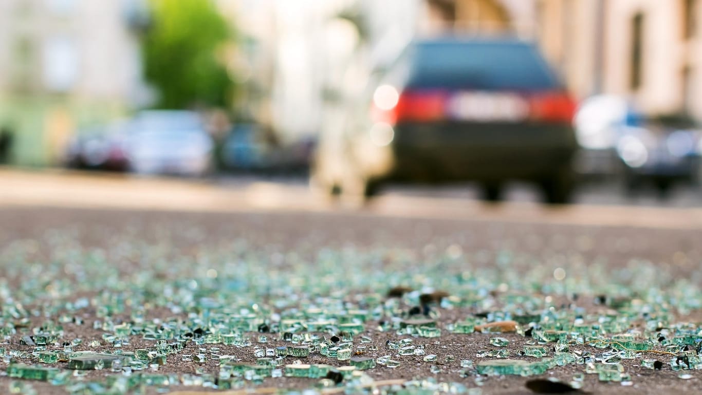 Spuren eines Verkehrsunfalls: Egal, wie schwer der entstandene Schaden ist – wer danach einfach weiterfährt, begeht Fahrerflucht.