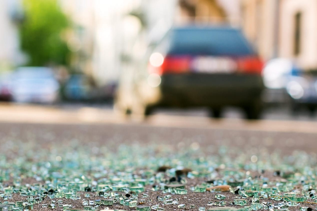 Spuren eines Verkehrsunfalls: Egal, wie schwer der entstandene Schaden ist – wer danach einfach weiterfährt, begeht Fahrerflucht.