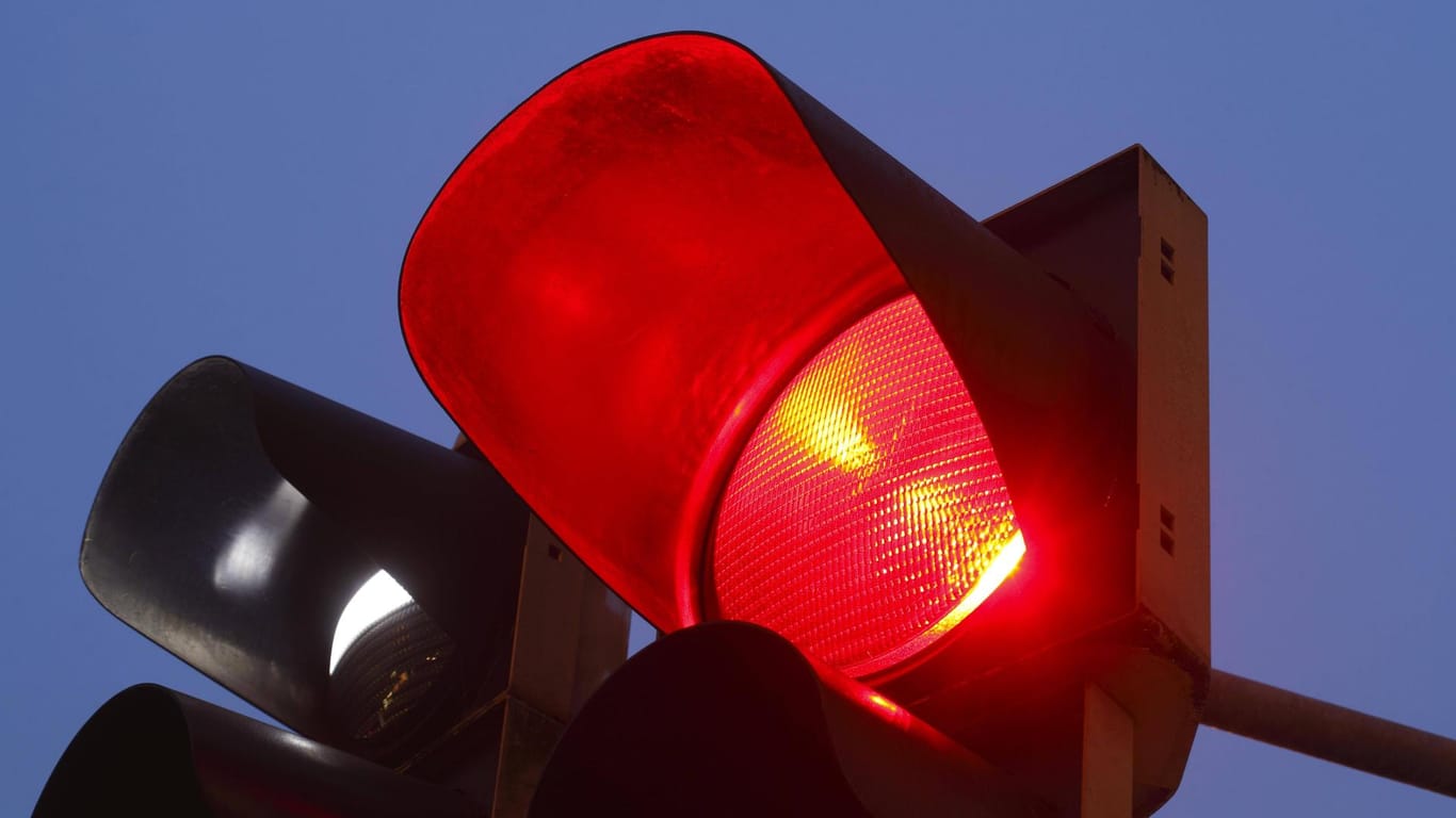 Eine rote Ampel (Symbolbild): Wie konnte die Fahrerin das rote Licht übersehen?