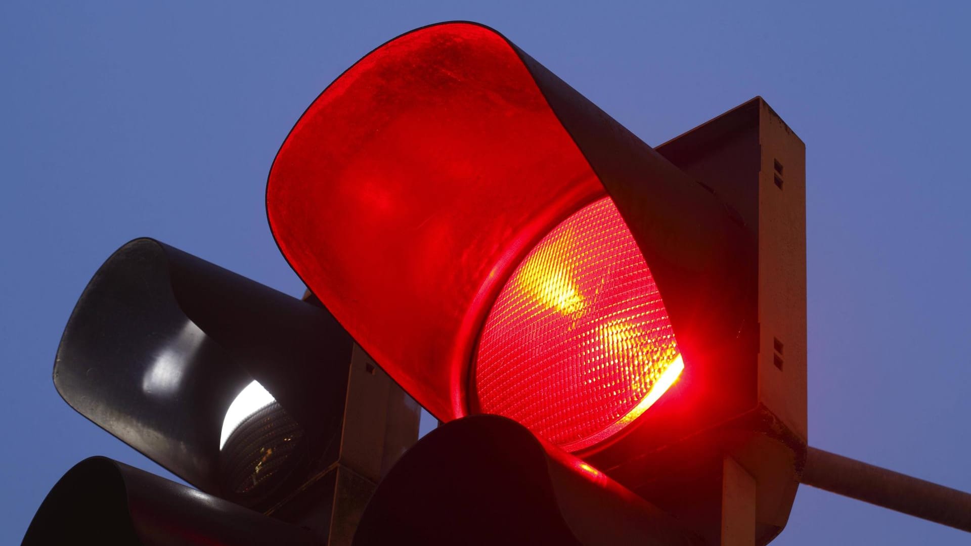 Eine rote Ampel (Symbolbild): Wie konnte die Fahrerin das rote Licht übersehen? Eine rote Ampel (Symbolbild): Wie konnte die Fahrerin das rote Licht übersehen?