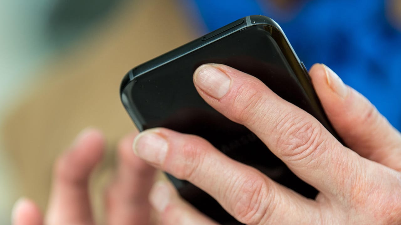 Eine Frau tippt auf ihrem Smartphone: Die Polizei hat verschiedene Möglichkeiten, ein Gerät zu orten. (Symbolbild)