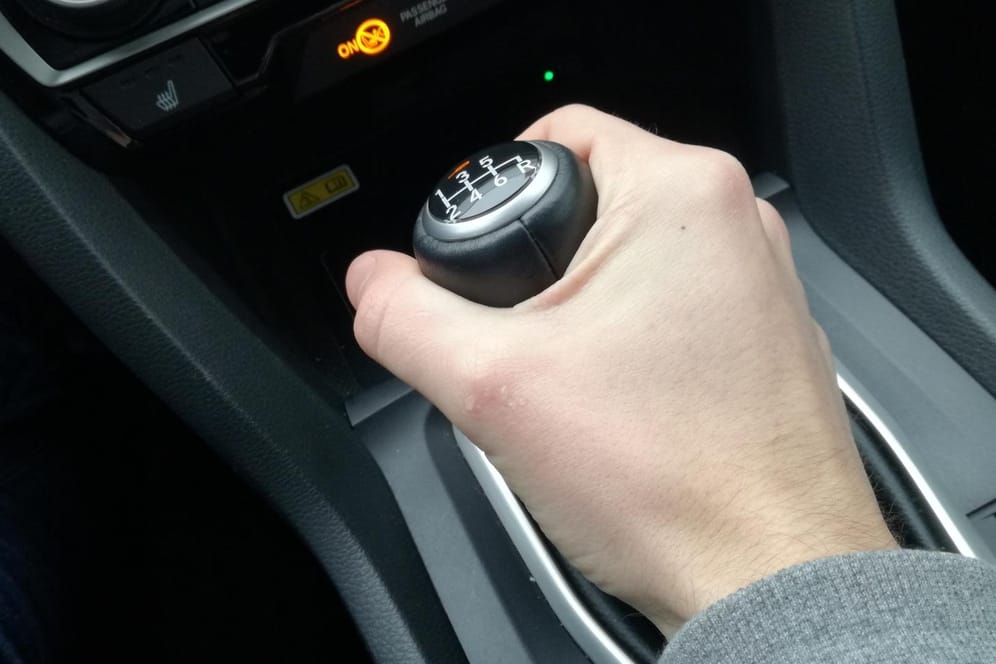 Klassische Handschaltung: Dieses Getriebe steckt nach wie vor in den meisten Autos.
