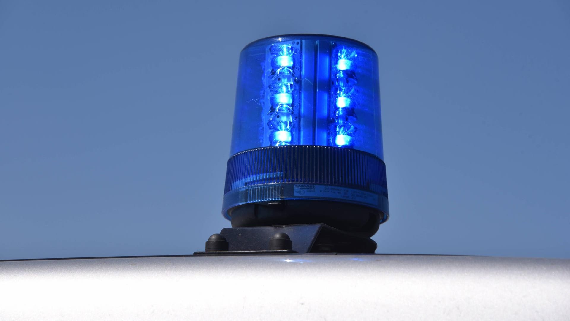 Blaulicht auf einem Polizeifahrzeug (Symbolbild): Die Polizisten fuhren dem nackten Mann mit ihrem Auto nach. Blaulicht auf einem Polizeifahrzeug (Symbolbild): Die Polizisten fuhren dem nackten Mann mit ihrem Auto nach.