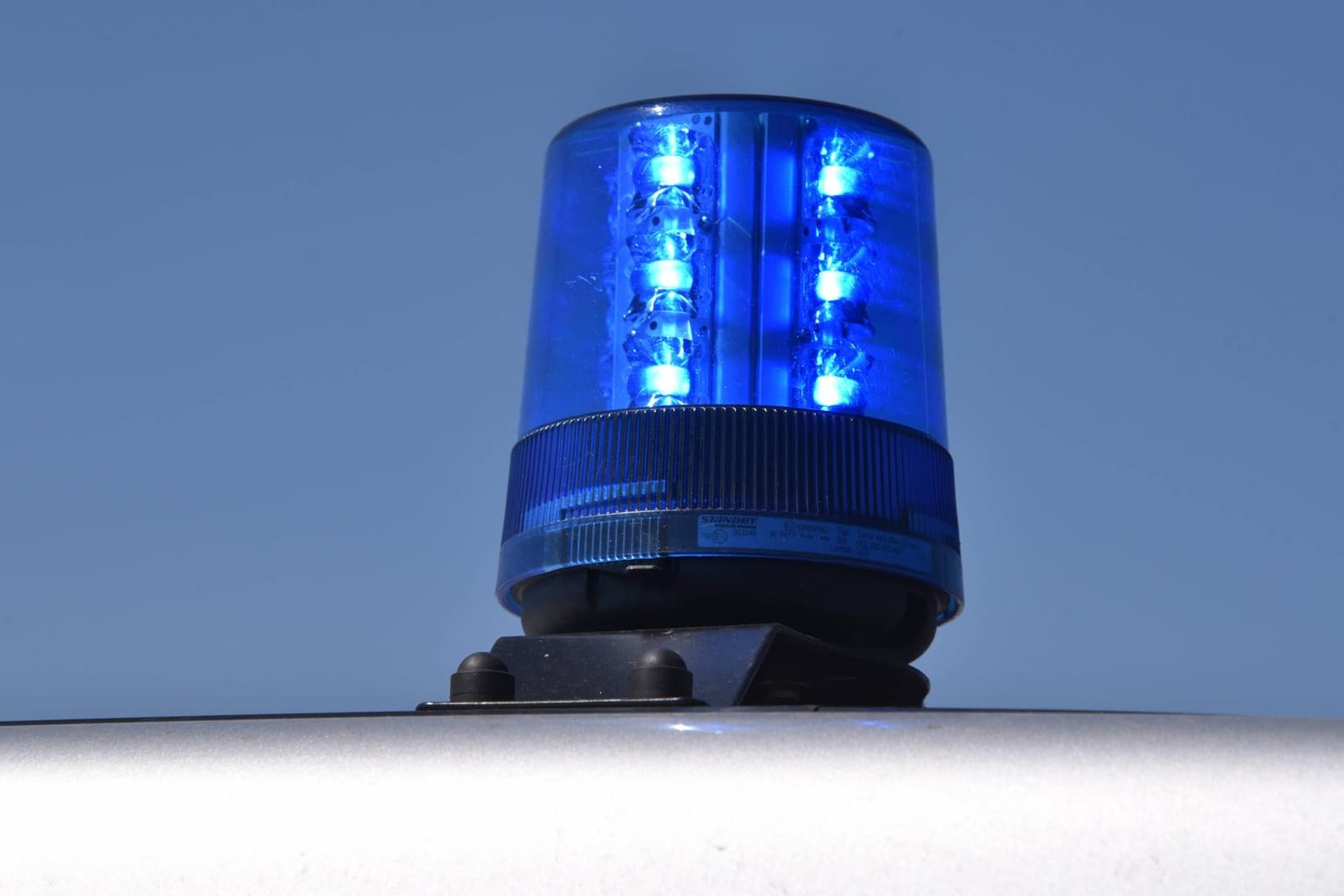 Blaulicht auf einem Polizeifahrzeug (Symbolbild): Die Polizisten fuhren dem nackten Mann mit ihrem Auto nach.