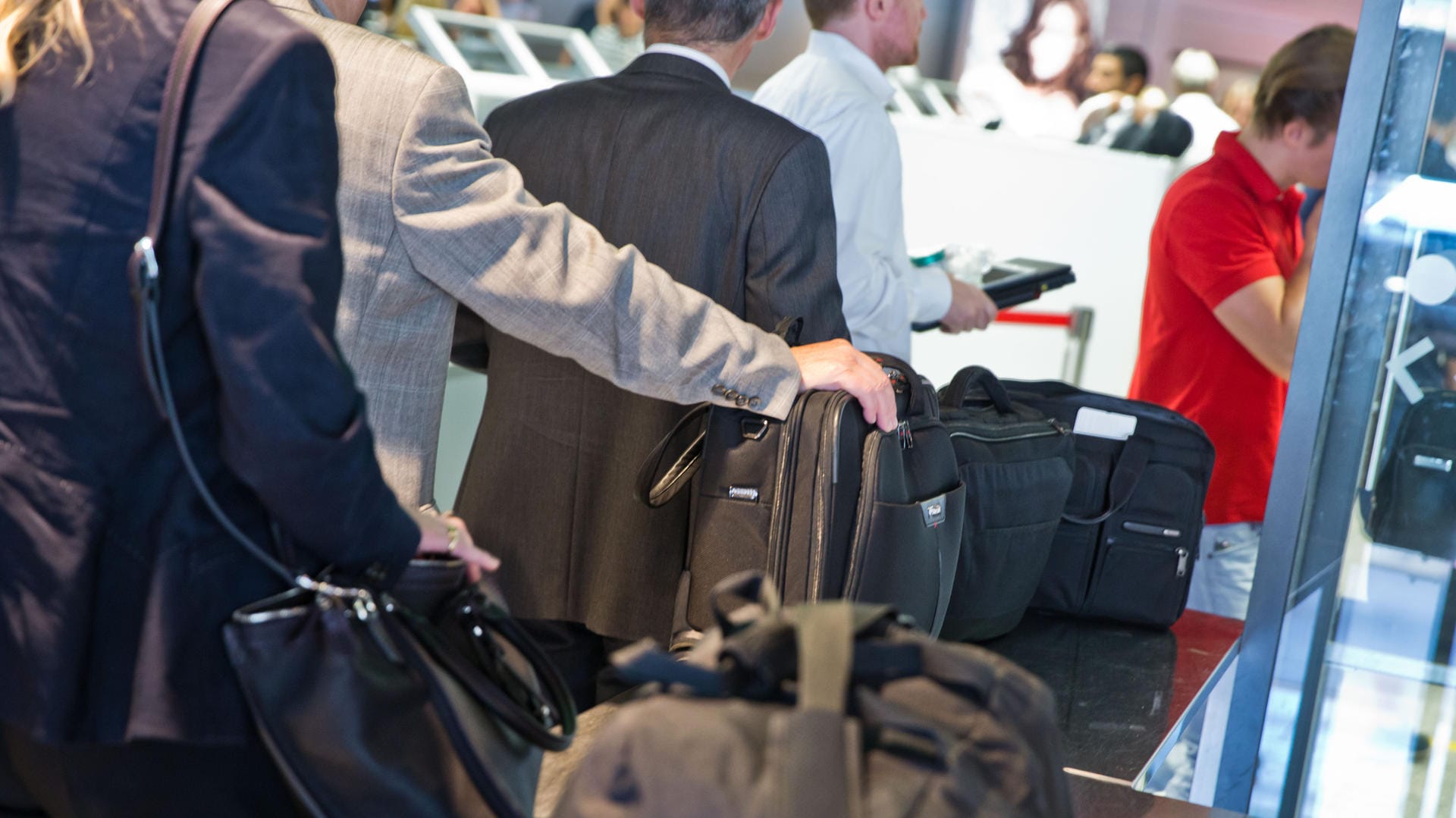 Kontrollen am Flughafen von Frankfurt: Am Dienstag musste der Sicherheitsbereich geräumt werden, weil eine Mitarbeiterin einen positiven Sprengstofftest ignoriert hat.