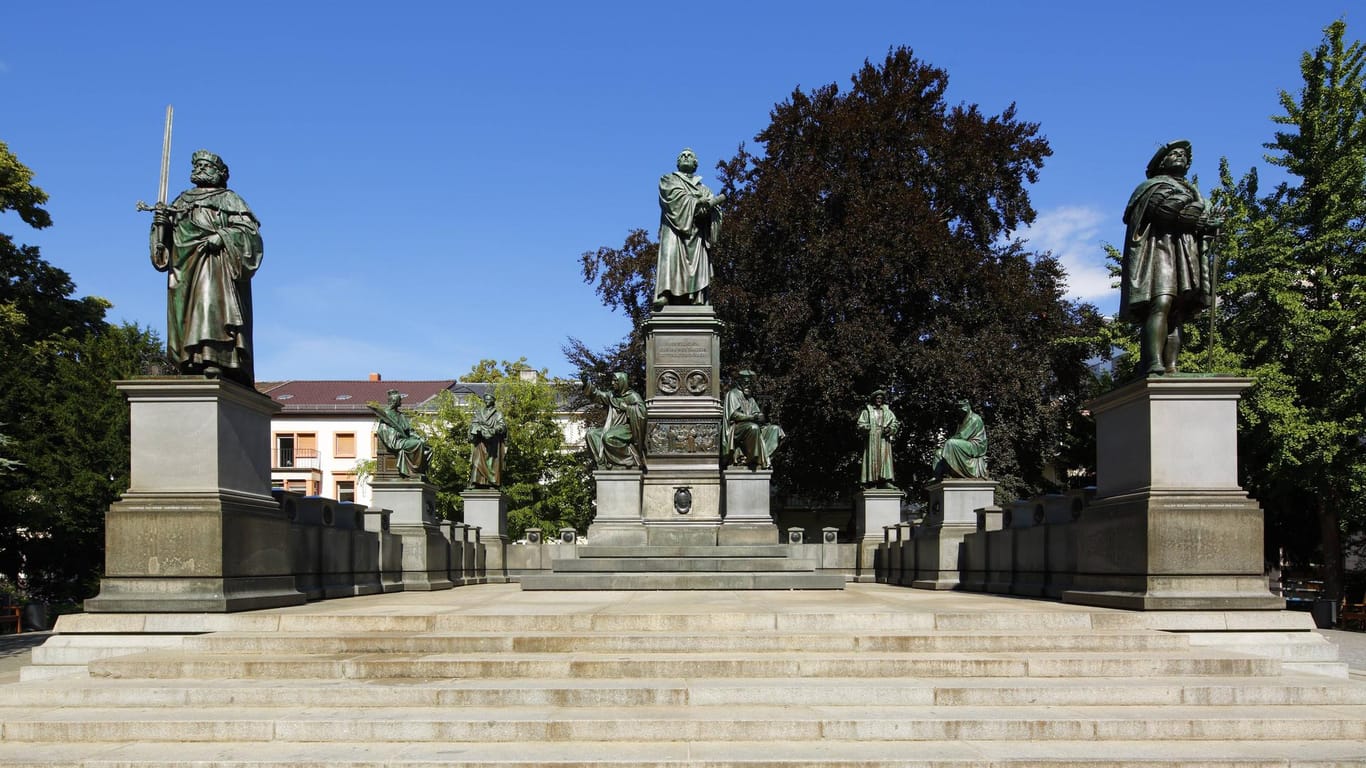 Lutherdenkmal am Lutherplatz in Worms: Hier fand die alarmierte Polizei den blutenden Mann vor. (Archivbild)
