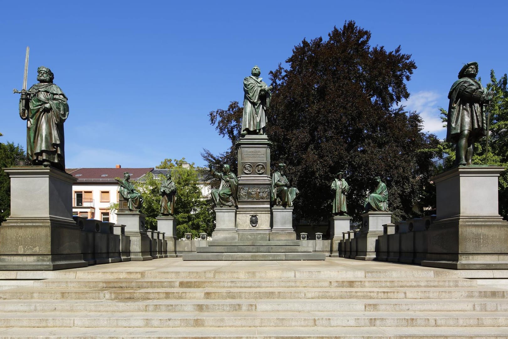 Lutherdenkmal am Lutherplatz in Worms: Hier fand die alarmierte Polizei den blutenden Mann vor. (Archivbild)