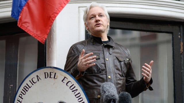 Wikileaks-Gründer Julian Assange steht während einer Rede auf dem Balkon der Botschaft von Ecuador. Wikileaks-Gründer Julian Assange steht während einer Rede auf dem Balkon der Botschaft von Ecuador.