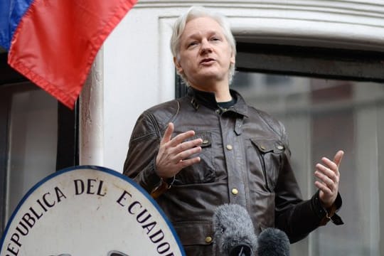 Wikileaks-Gründer Julian Assange steht während einer Rede auf dem Balkon der Botschaft von Ecuador.
