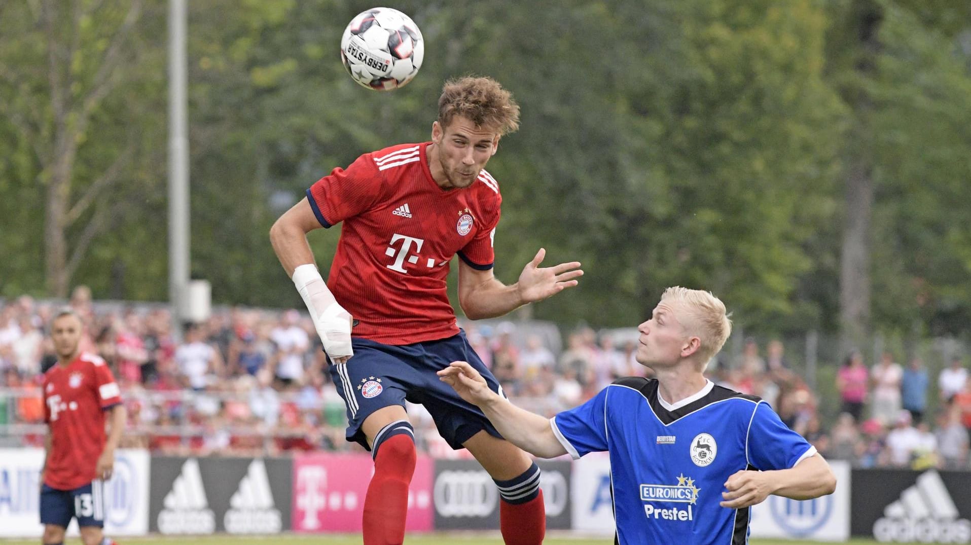 Unbedrängt: Bayerns Goretzka (li.) beim Kopfball gegen Rottach-Egern.