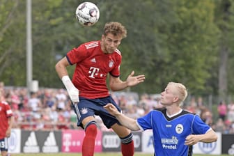 Unbedrängt: Bayerns Goretzka (li.) beim Kopfball gegen Rottach-Egern.