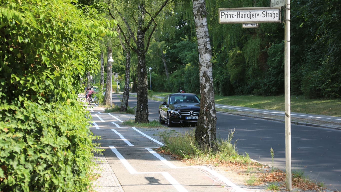 Im Zickzack verläuft der Radweg im Stadtteil Zehlendorf: Das war so nicht geplant, erklärt die zuständige Bezirksstadträtin.
